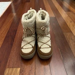 Old Navy Faux-Fur-Lined Sherpa Boots